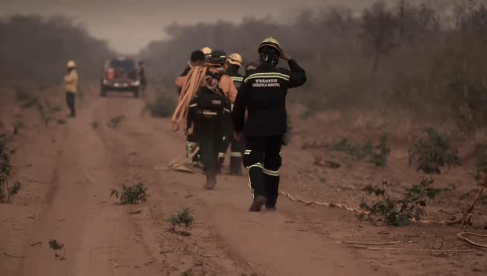 CBN apoya a bomberos y pobladores que  luchan contra incendios forestales en Roboré   