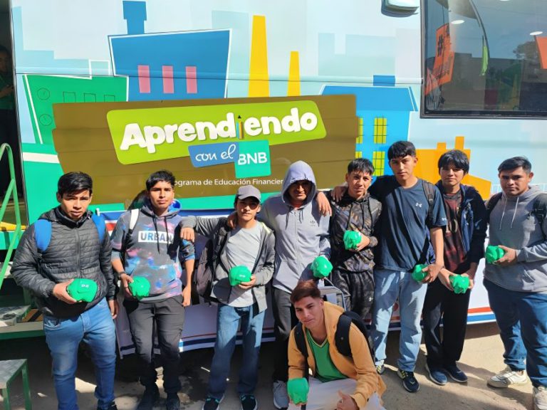 Bus del BNB de Educación Financiera recorre el país en el primer semestre y capacita a miles de personas Bus del BNB de Educación Financiera recorre el país en el primer semestre y capacita a miles de personas