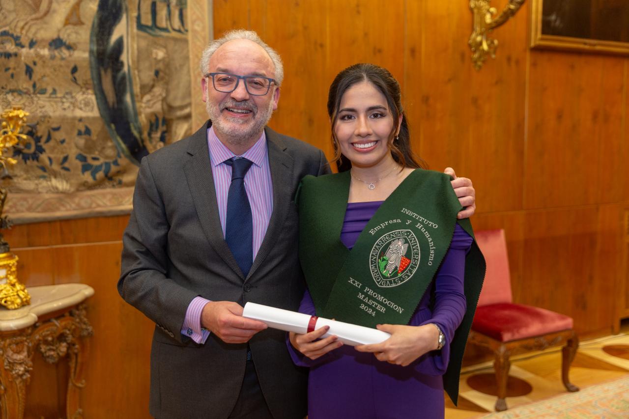 Primera graduada con doble titulación de la UPSA con la Universidad de Navarra