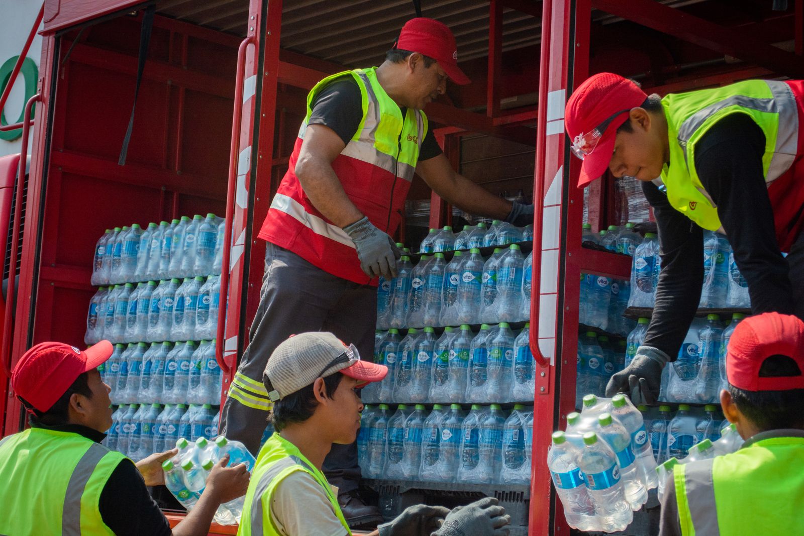 EMBOL Coca-Cola entrega más de 18.400 Litros de hidratación para combatir incendios en Santa Cruz