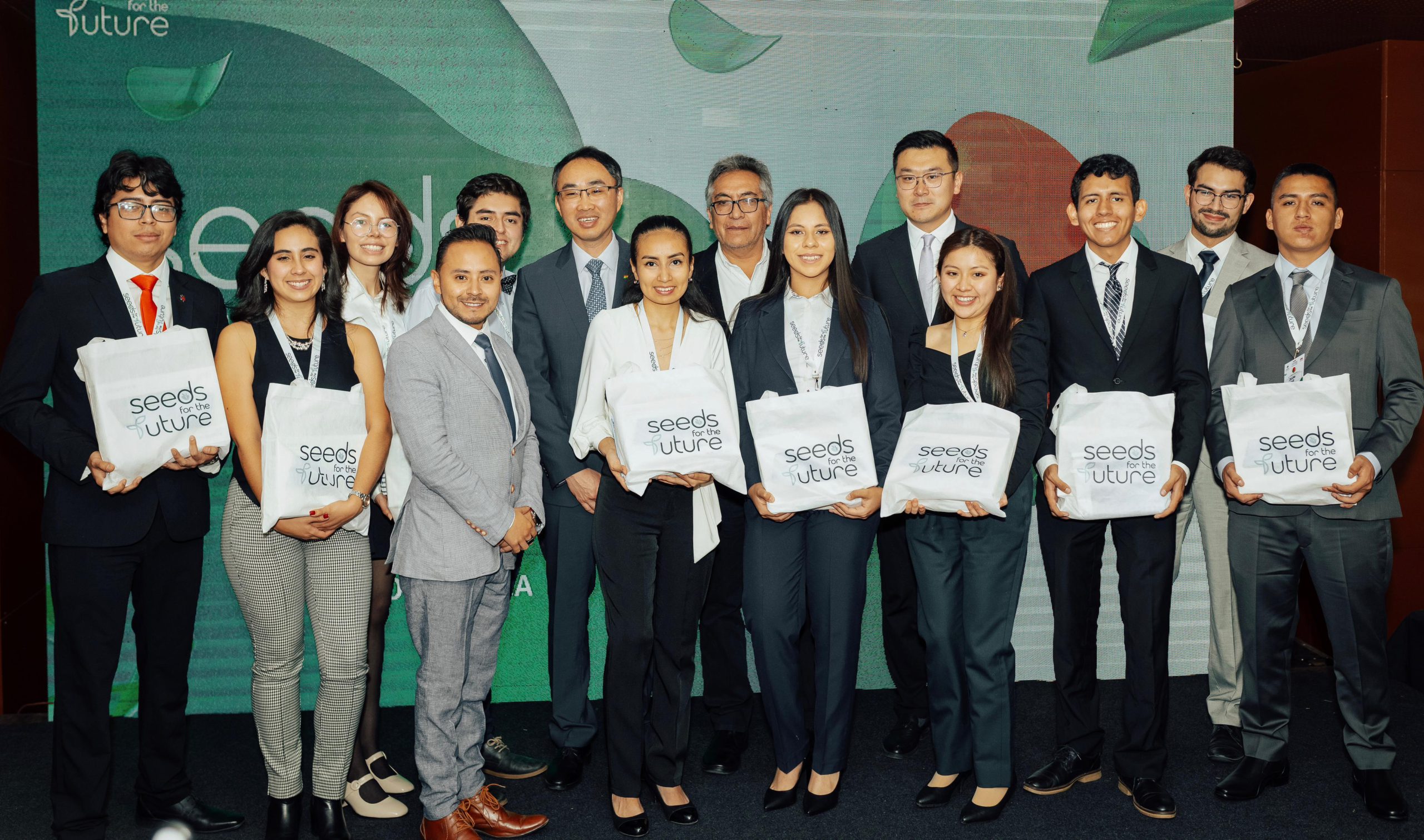 Huawei celebra a los mejores estudiantes  del programa Semillas para el Futuro 2024