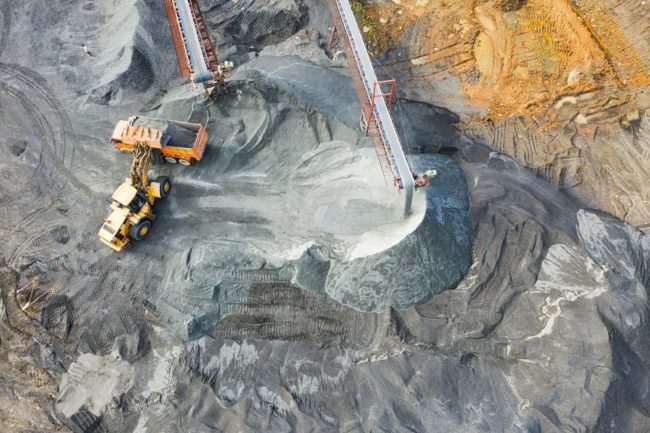 A pesar de las dificultades en el sector, la minería es la principal generadora de divisas en el país A pesar de las dificultades en el sector, la minería es la principal generadora de divisas en el país