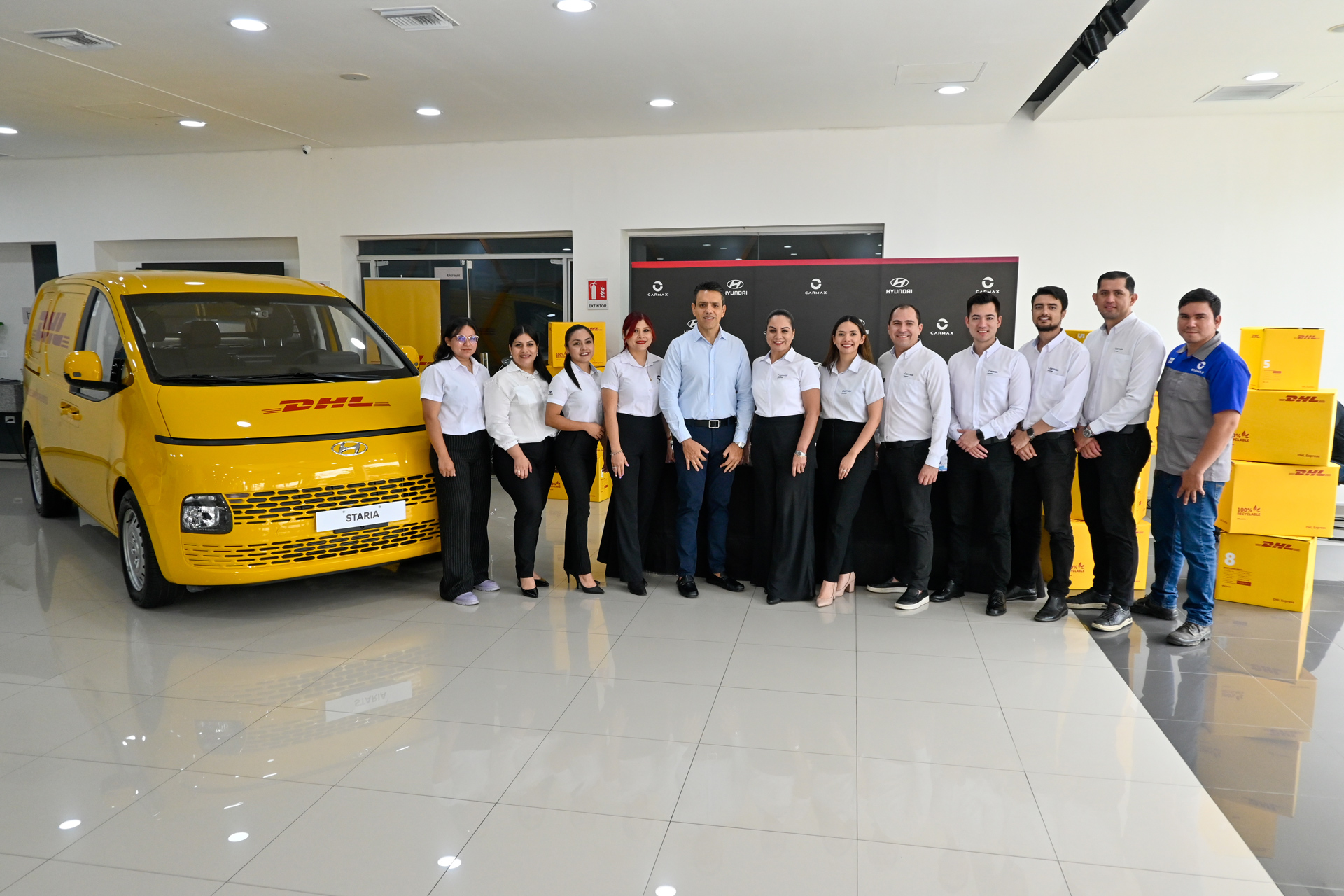 Carmax entrega tres furgones Hyundai Staria a DHL, hecho que refuerza el posicionamiento y compromiso de ambas marcas con Bolivia