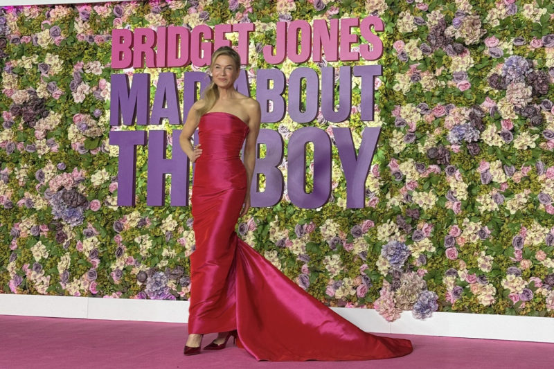 Alrededor de 1.000 mujeres participaron de la pijamada más grande de Bolivia en la avant premier de «Bridget Jones: Loca por él» Alrededor de 1.000 mujeres participaron de la pijamada más grande de Bolivia en la avant premier de «Bridget Jones: Loca por él»