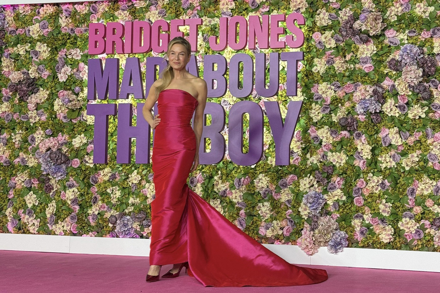 Alrededor de 1.000 mujeres participaron de la pijamada más grande de Bolivia en la avant premier de «Bridget Jones: Loca por él»