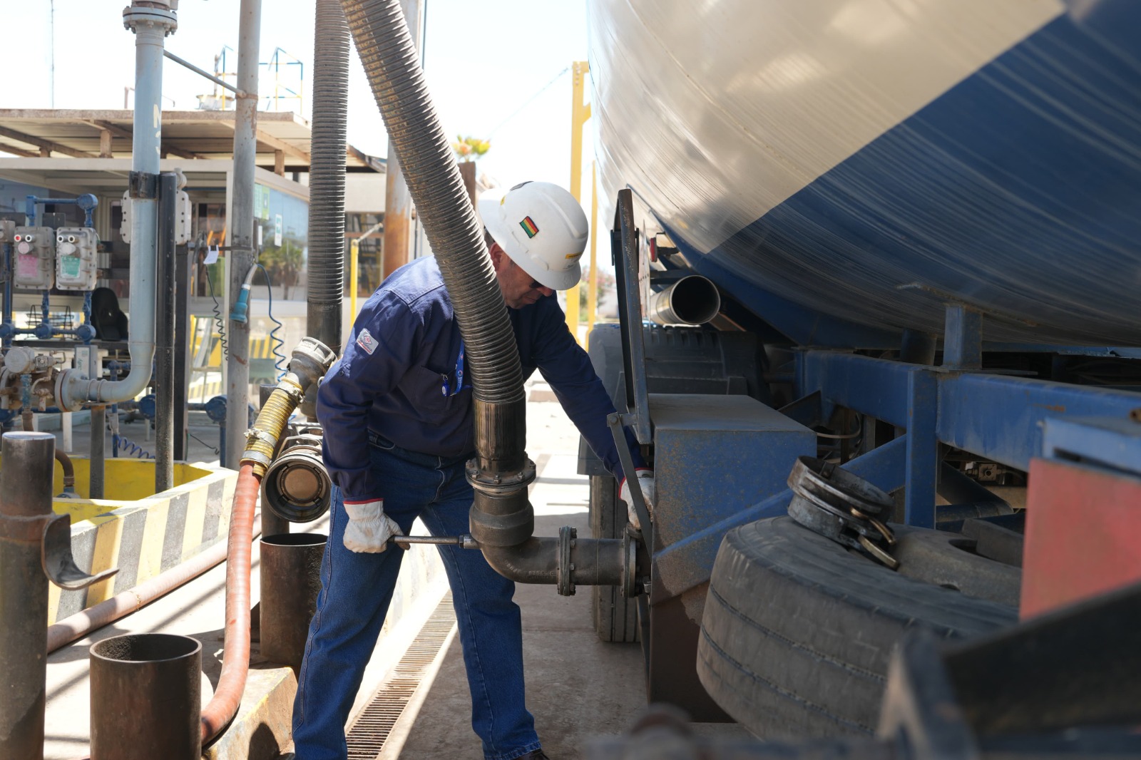 YPFB garantiza abastecimiento tras incidente con combustible fuera de especificación en La Paz