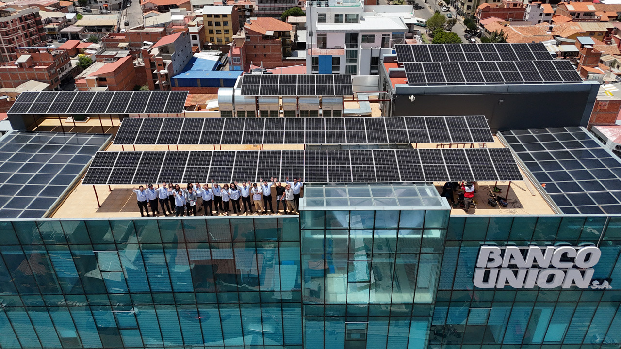 Banco Unión S.A. impulsa la sostenibilidad con la instalación de paneles solares en sus edificios