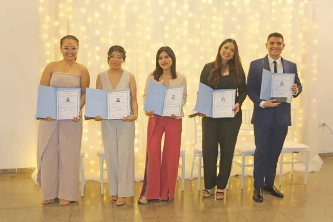 Octava promoción de médicos residentes se gradúa de la Clínica Foianini Octava promoción de médicos residentes se gradúa de la Clínica Foianini