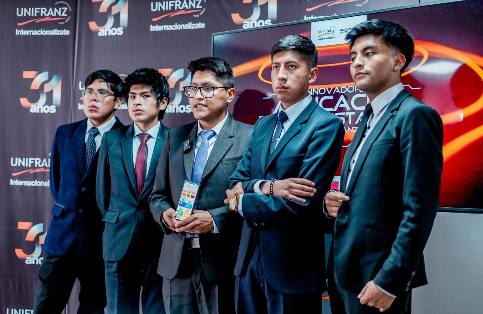 Estudiantes de El Alto crean la primera app boliviana de prevención sísmica