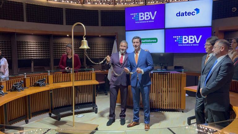 Toque de Campana sella el éxito bursátil de Datec con una colocación del 100% en su primera emisión