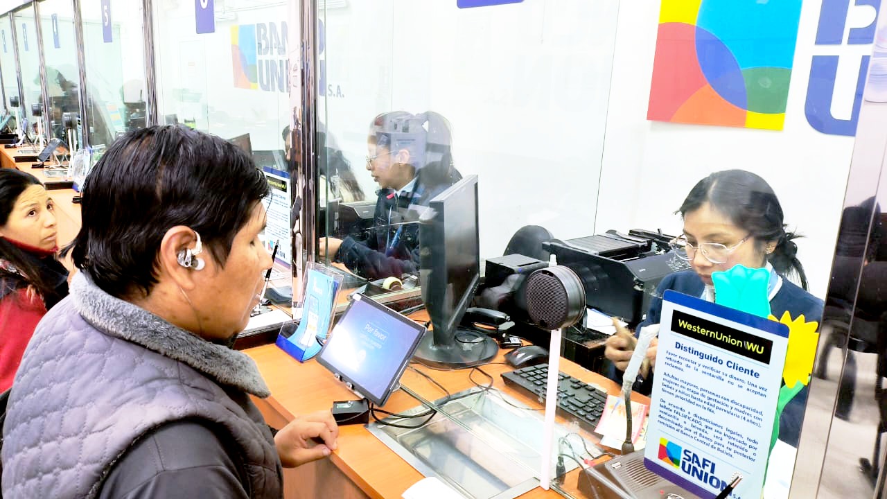 Banco Unión S.A. inició el pago del Bono Anual de Indigencia 2025 para personas ciegas afiliadas al instituto boliviano de la ceguera