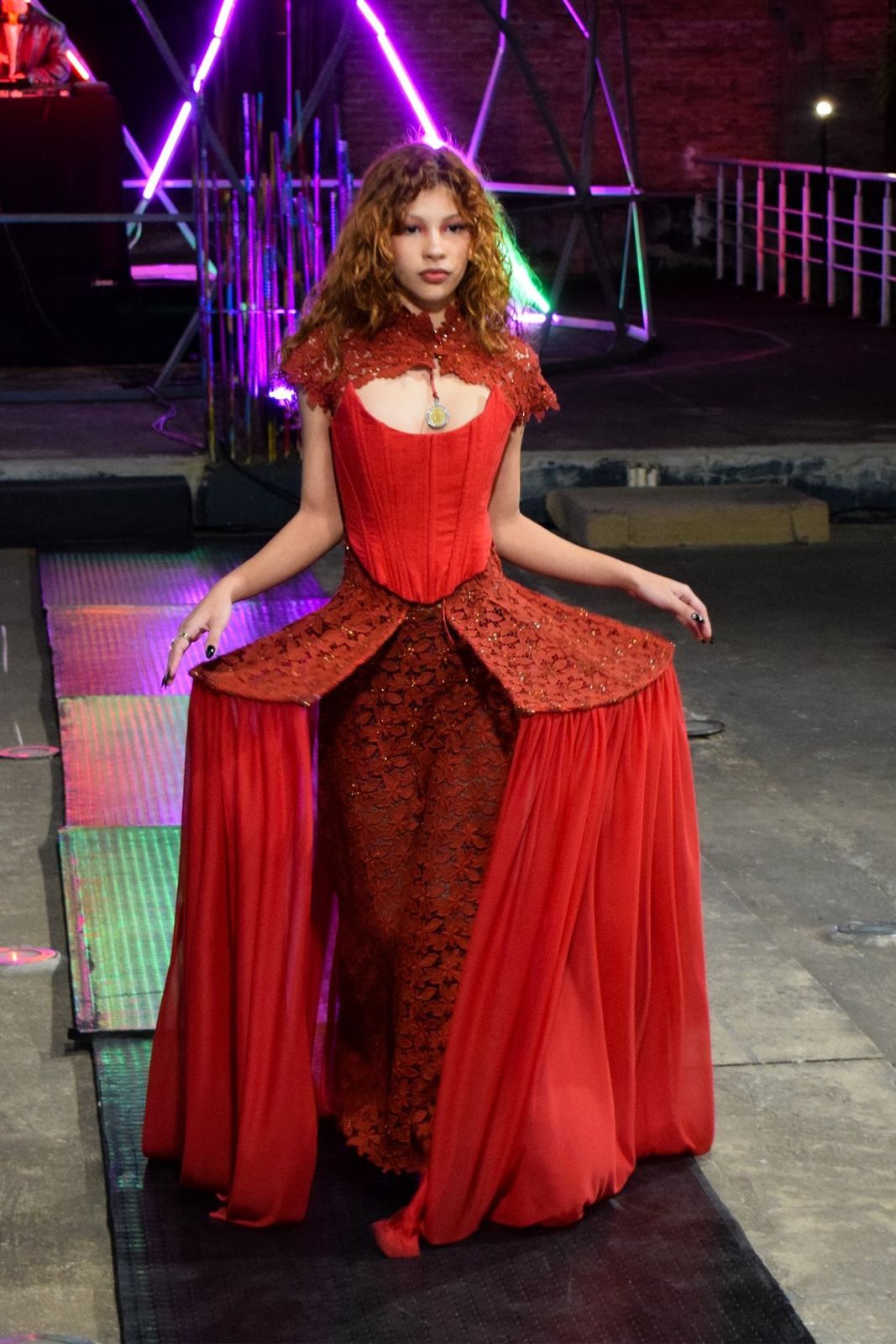 La UPSA rinde su homenaje al bicentenario de Bolivia en el desfile de moda OGA 2025