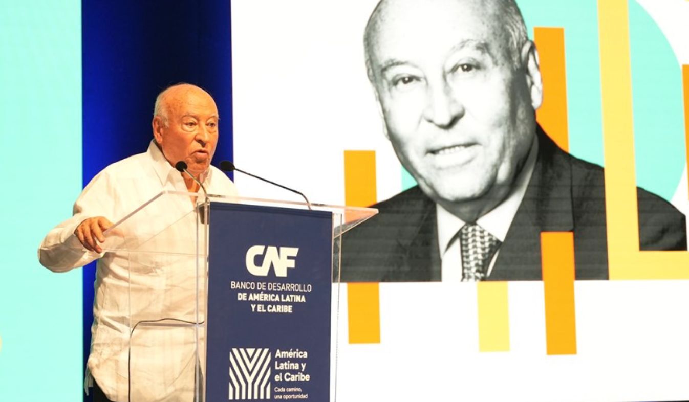 Joven peruano gana el II Premio Enrique García al Liderazgo por su proyecto de inclusión financiera