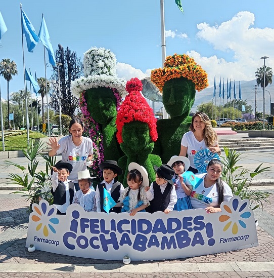 Farmacorp rinde homenaje a la Llajta con flores, tradición y orgullo cochabambino