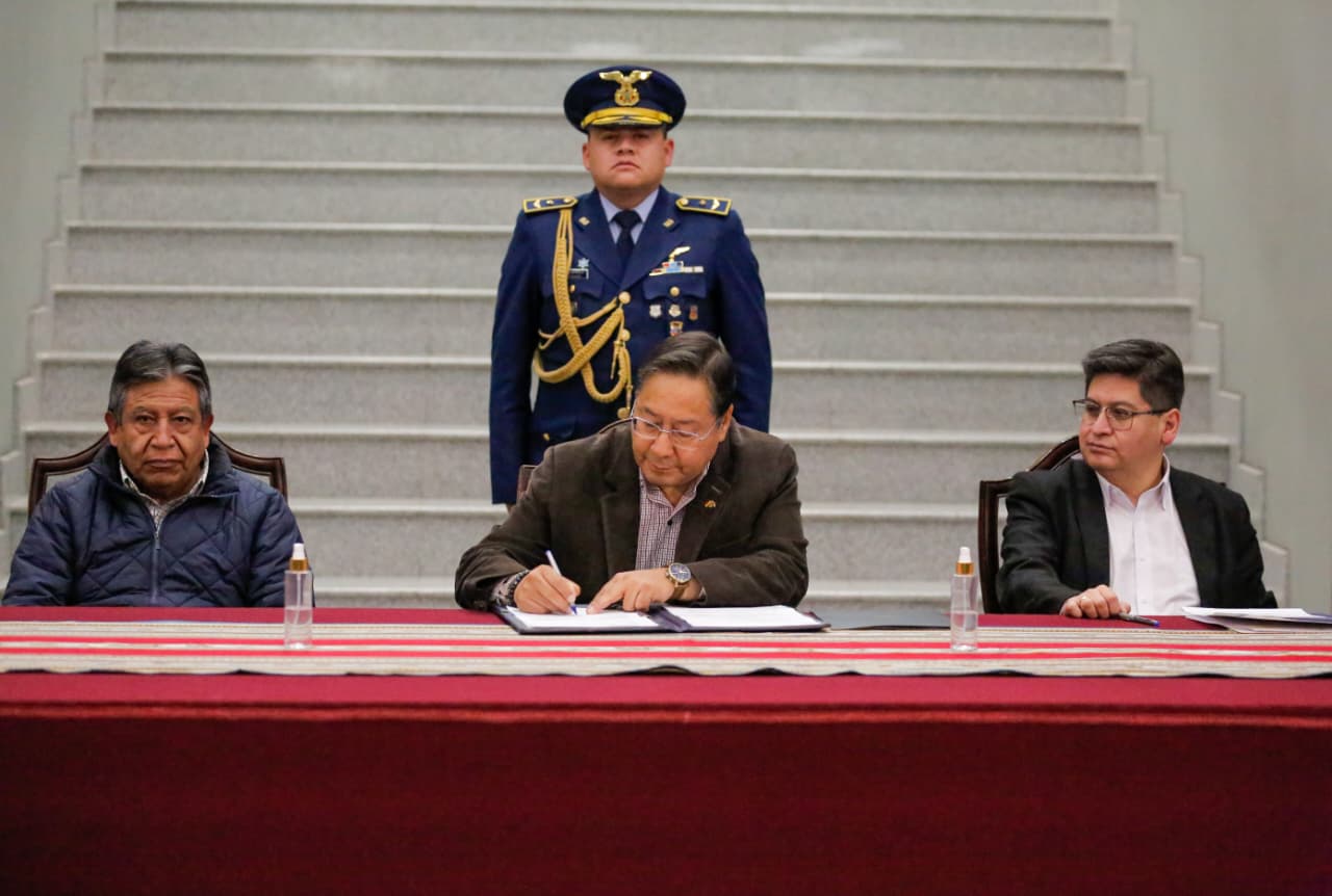 Gobierno presenta proyecto de ley que crea un impuesto que sustituye al IT y IUE para fortalecer a la microempresa de manufactura