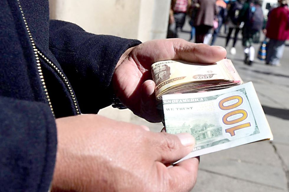 Cuando el boliviano se acerca al paralelo: ¿qué pasaría si el tipo de cambio oficial se iguala al mercado?