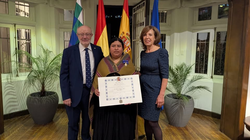 Elvira Espejo Ayca recibe la Cruz de Oficial de la Orden del Mérito Civil de España