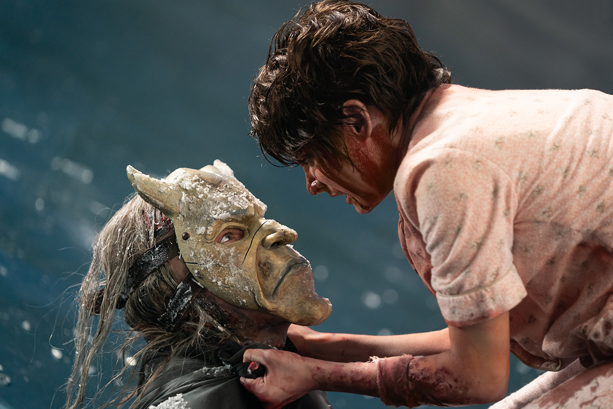 Descubre el secreto detrás de la máscara en la aterradora secuela “Teléfono Negro 2”