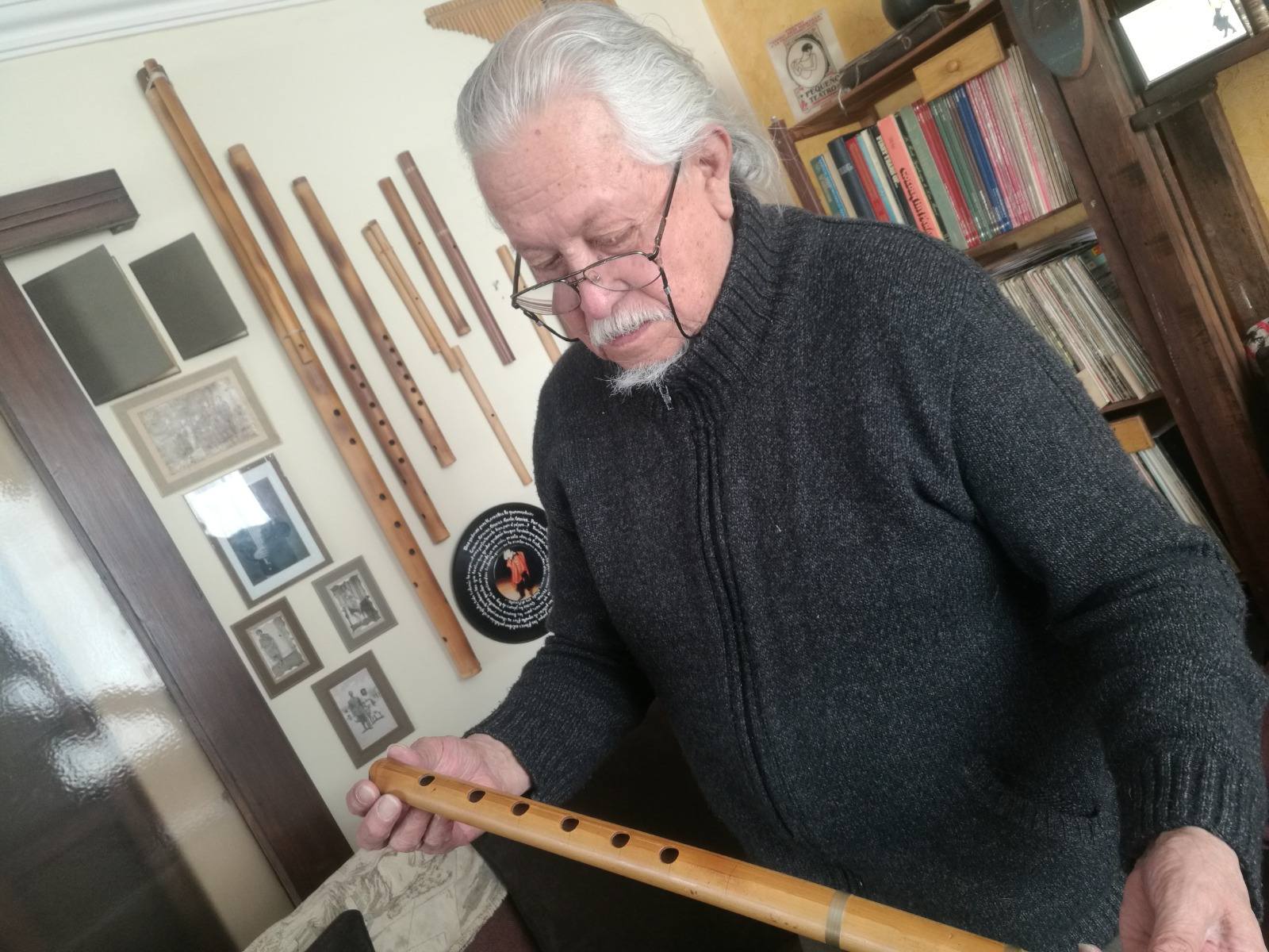 El maestro Guido Arze Mantilla, fundador y director de Pequeño Teatro, recibe los últimos aplausos de despedida