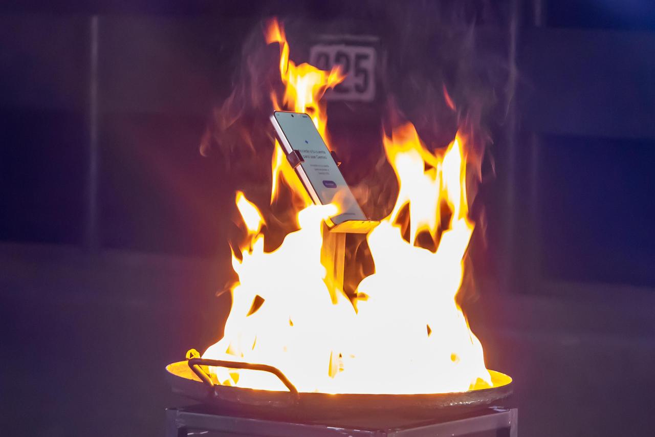 HONOR Magic8 Lite llegó a Bolivia: resistencia con récord Guinness y una batería diseñada para durar días   