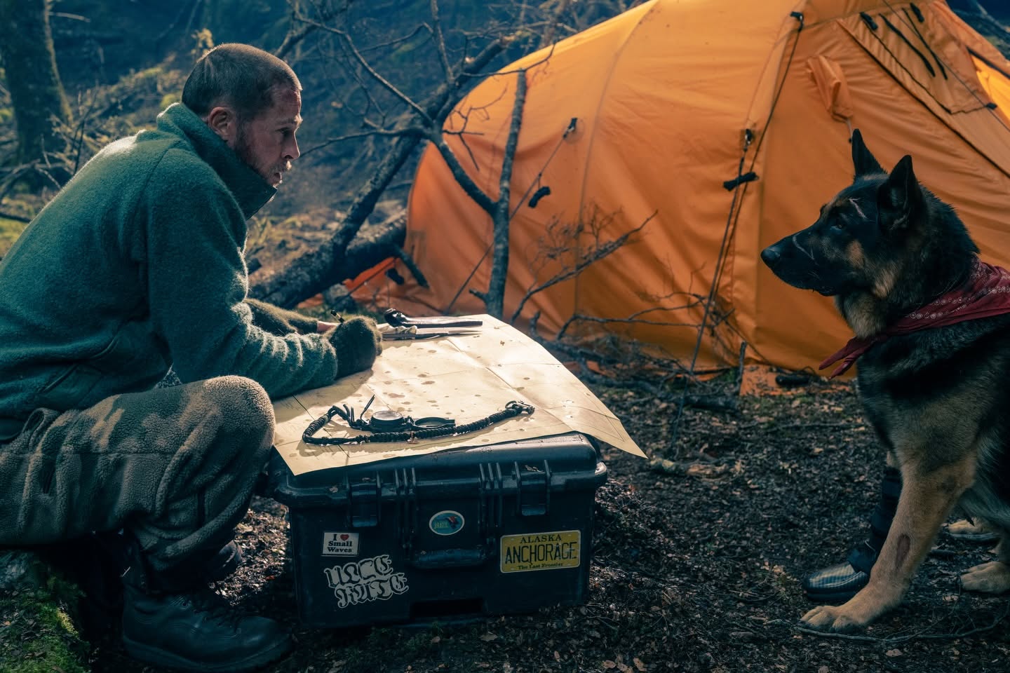 Brad Pitt y su fiel compañero Odín luchan por sobrevivir en Alaska en “El corazón de la bestia” Brad Pitt y su fiel compañero Odín luchan por sobrevivir en Alaska en “El corazón de la bestia”